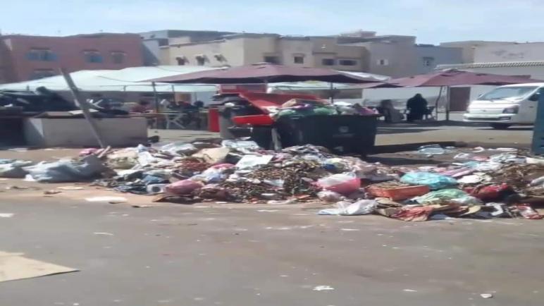 الأزبال تتراكم بأحياء مدينة الصويرة رغم دخول شركة جديدة لجمع النفايات