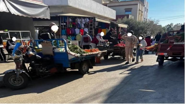 طنجة ..ساكنة حي القطاع المتوسطي ببوخالف تناشد الجهات العليا لإنهاء معاناتها مع الباعة المتجولين